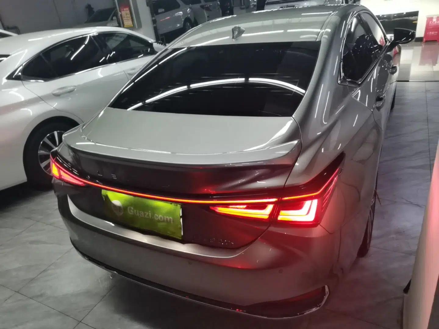 Lexus ES 2025 300h Deluxe Edition — миниатюра 5