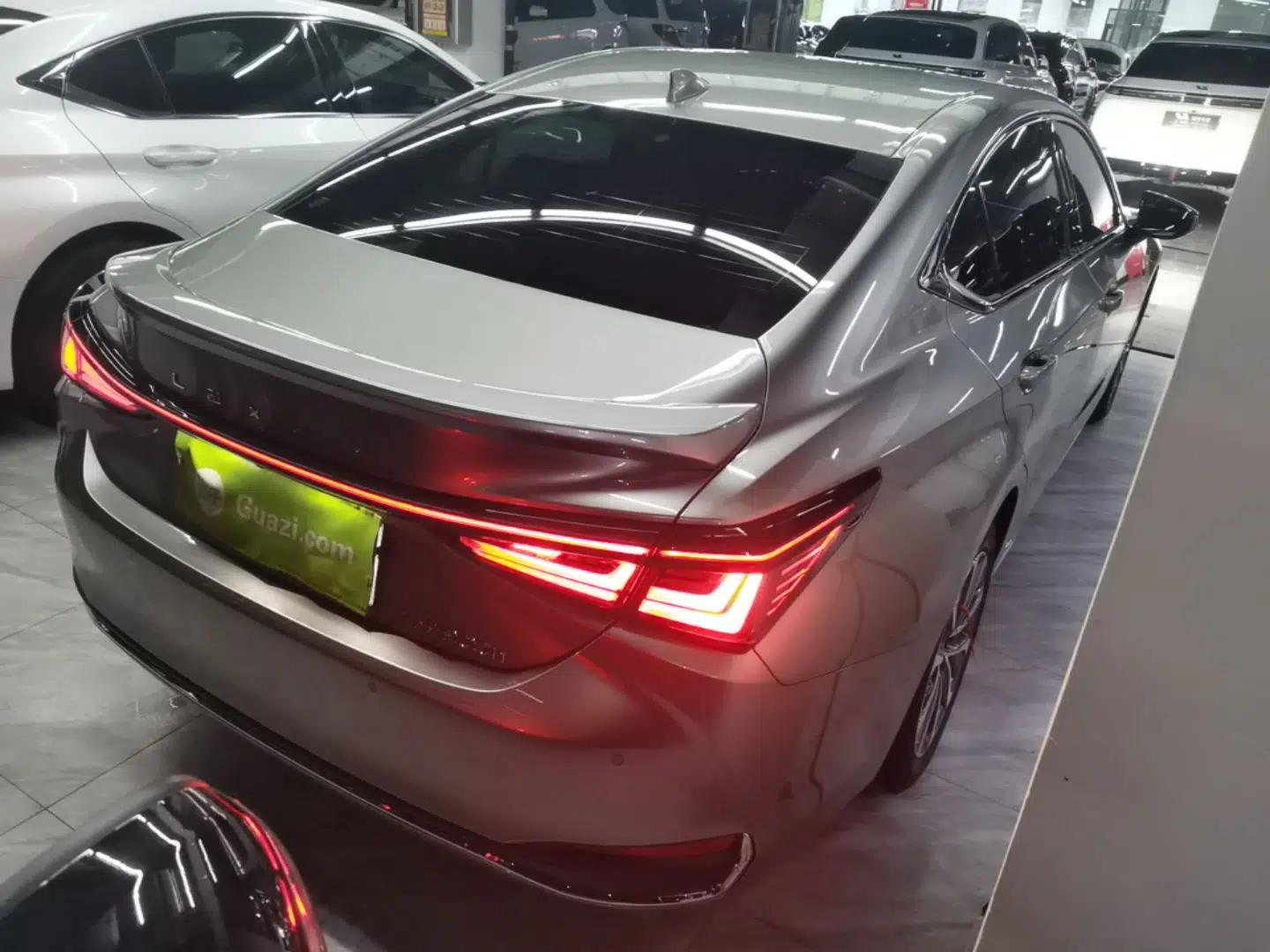Lexus ES 2025 300h Deluxe Edition — миниатюра 6