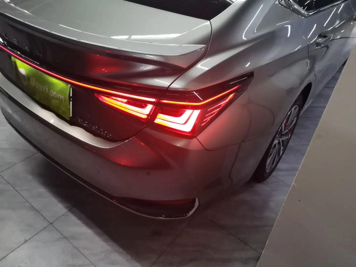 Lexus ES 2025 300h Deluxe Edition — миниатюра 7