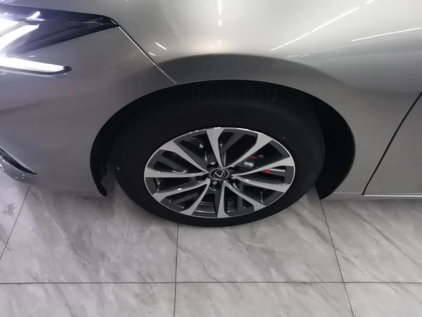 Lexus ES 2025 300h Deluxe Edition — миниатюра 8