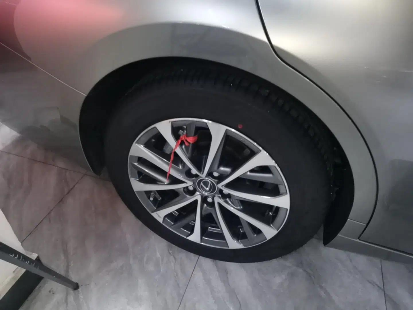 Lexus ES 2025 300h Deluxe Edition — миниатюра 10