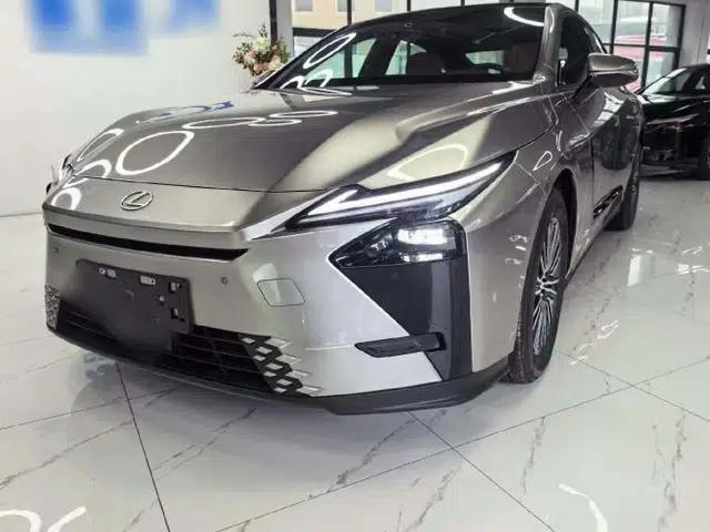 Lexus ES 2026 Model 300h Base Version