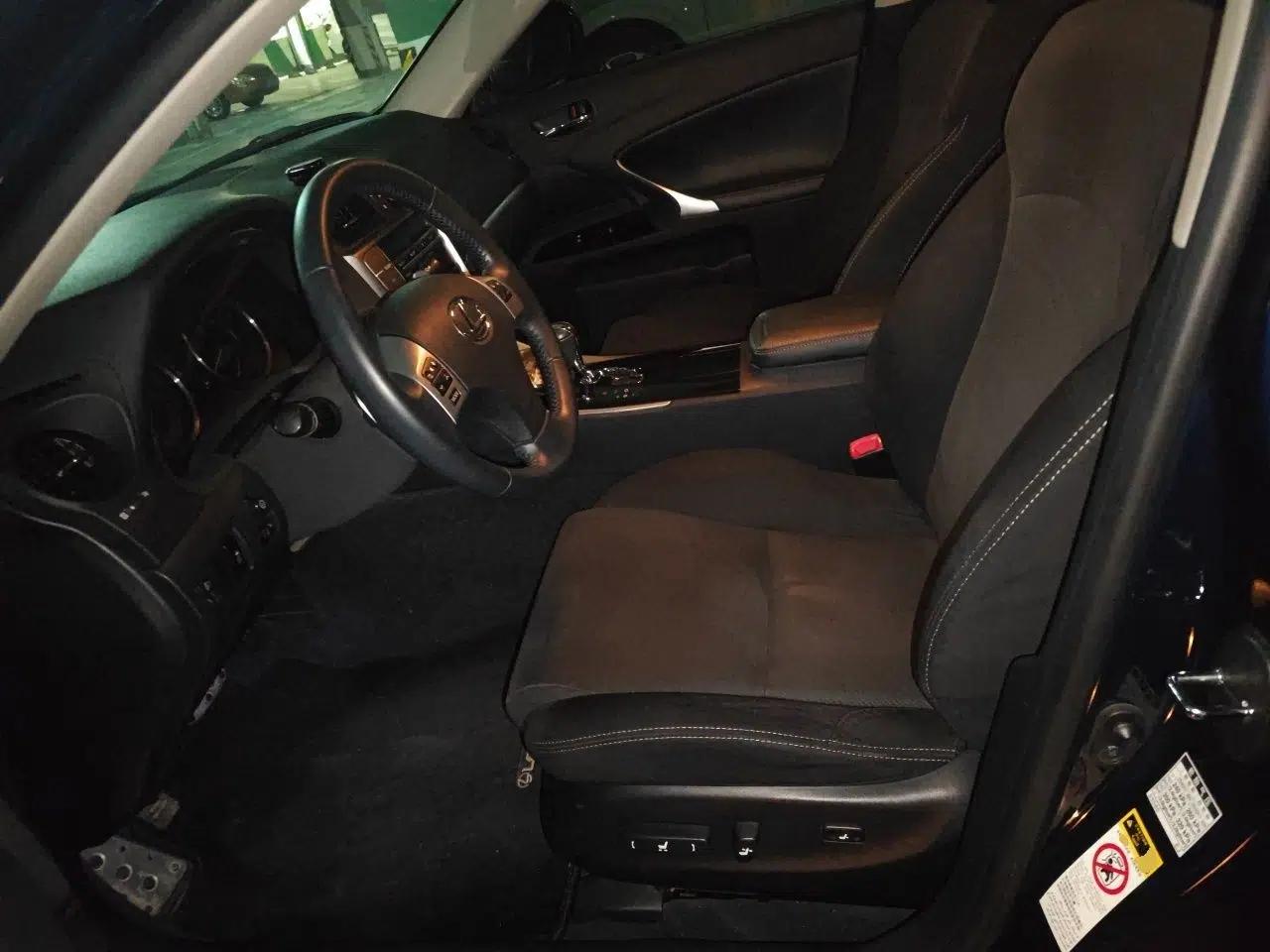 Lexus IS 2011 250 Sport Edition — миниатюра 16