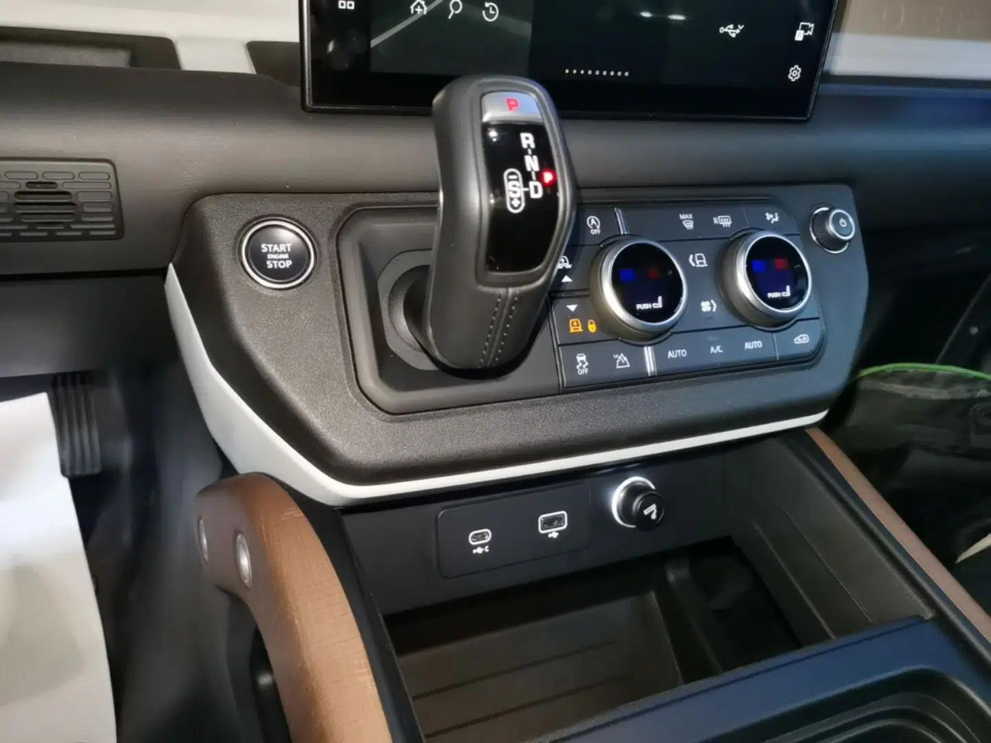 Land Rover Defender 2023 Facelift 110 3.0T P400 X-DYNAMIC HSE — миниатюра 17