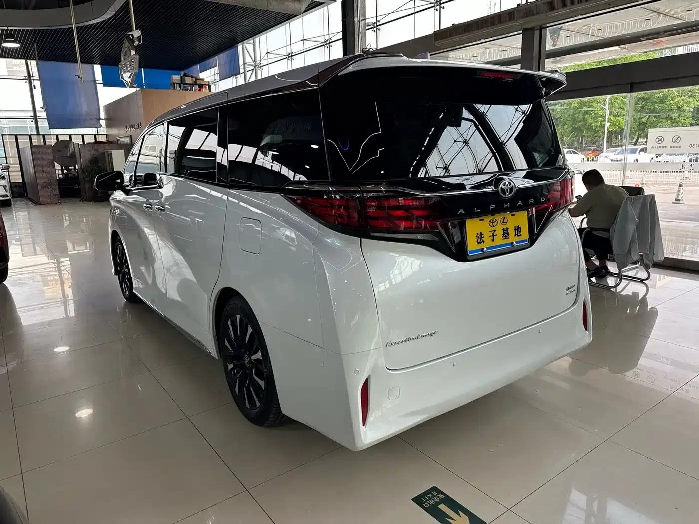 2024 Alphard Hybrid 2.5L Premium Edition — миниатюра 12