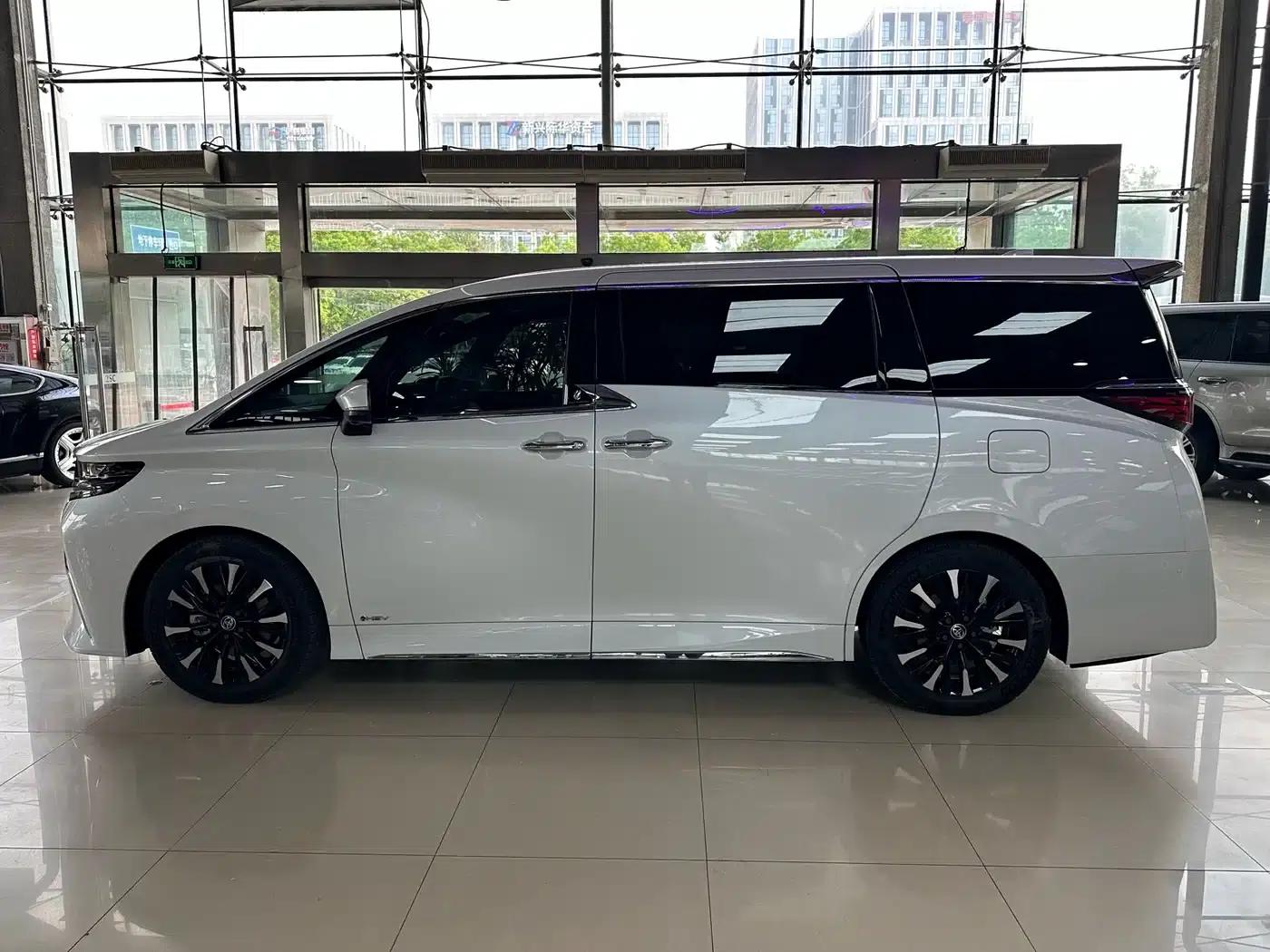 2024 Alphard Hybrid 2.5L Premium Edition — миниатюра 4