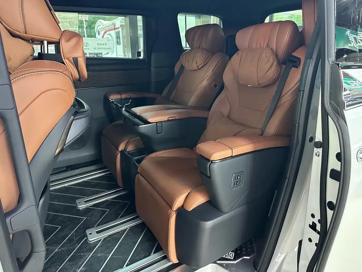 2024 Alphard Hybrid 2.5L Premium Edition — миниатюра 8