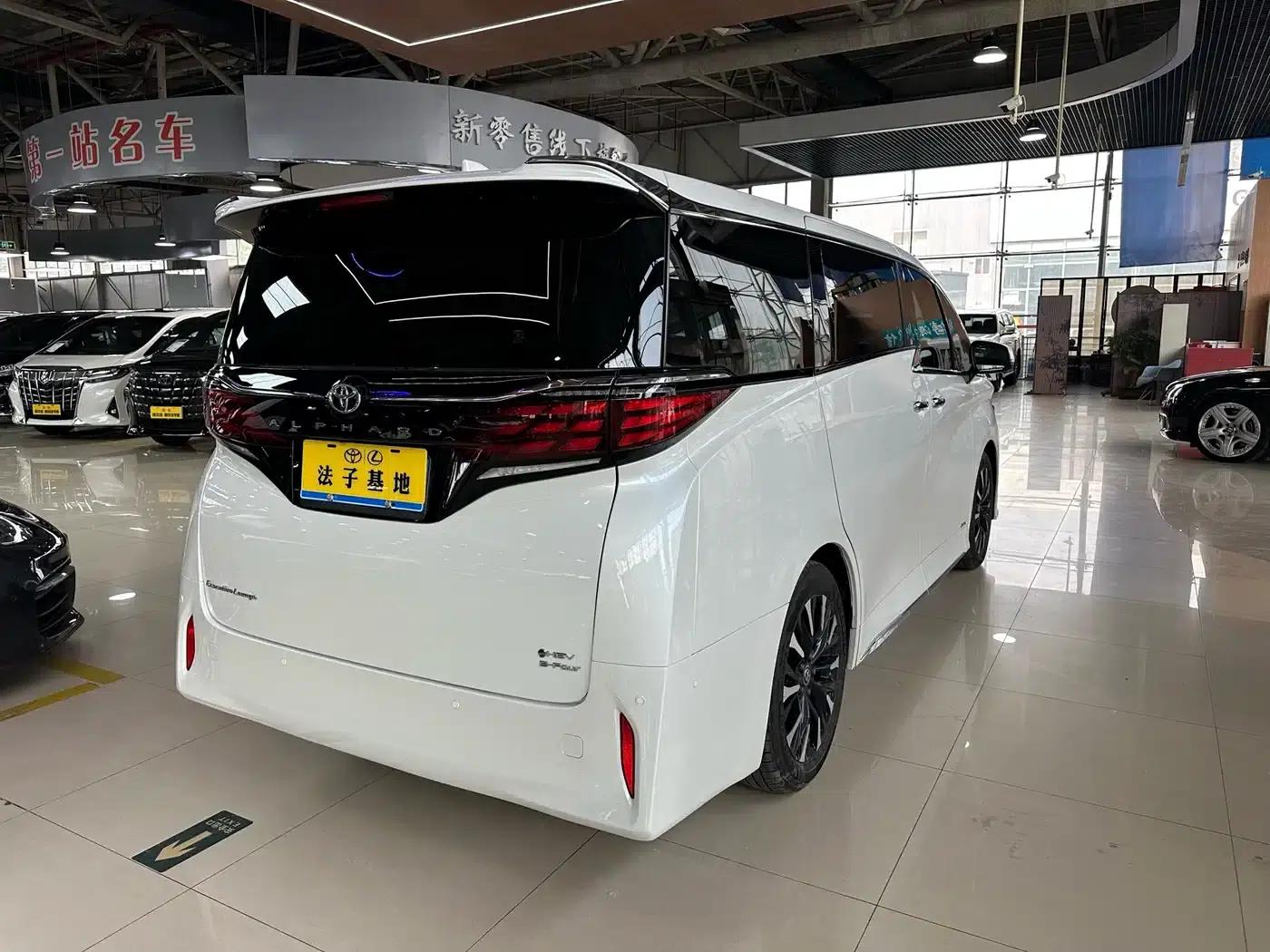 2024 Alphard Hybrid 2.5L Premium Edition — миниатюра 10