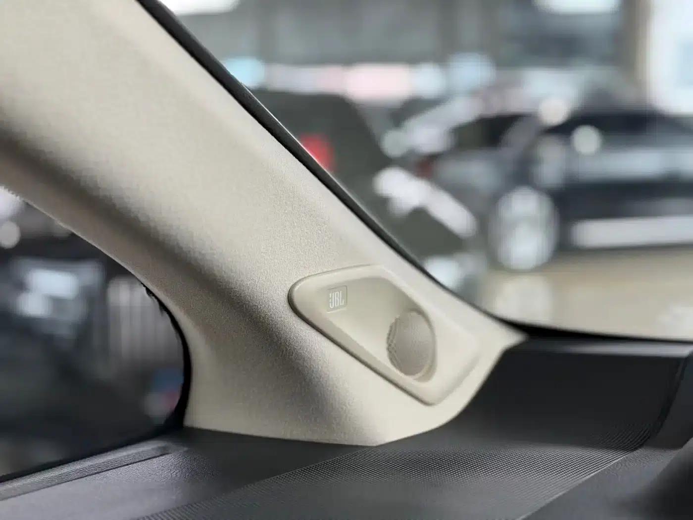 2024 Alphard Hybrid 2.5L Premium Edition — миниатюра 12