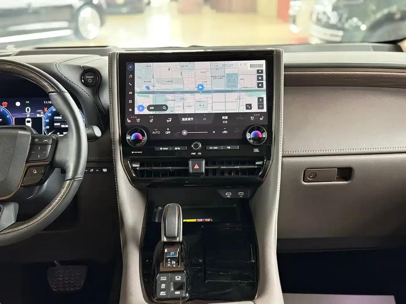 2024 Alphard Hybrid 2.5L Premium Edition — миниатюра 17