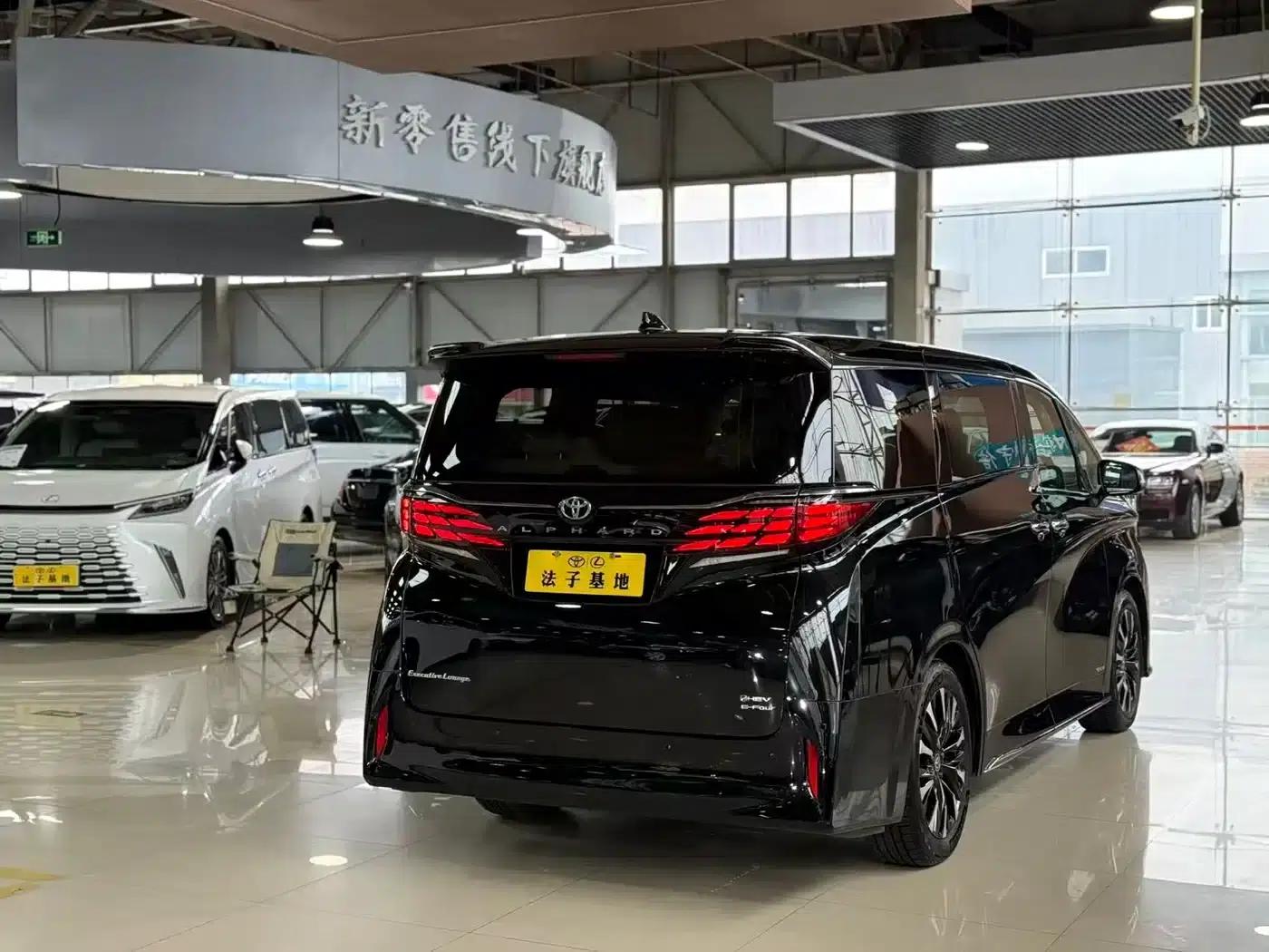 2024 Alphard Hybrid 2.5L Premium Edition — миниатюра 25