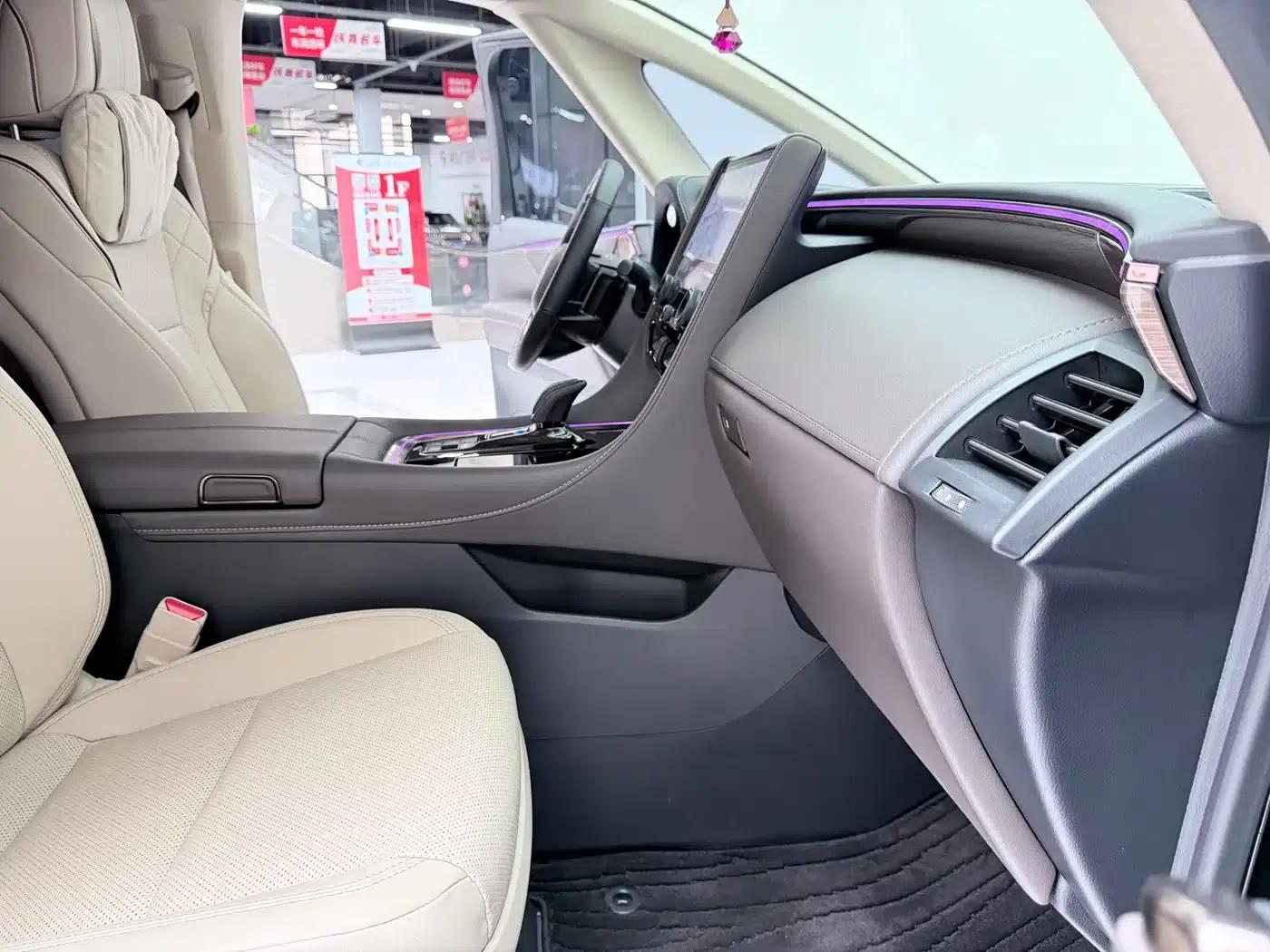 2024 Alphard Hybrid 2.5L Premium Edition — миниатюра 13