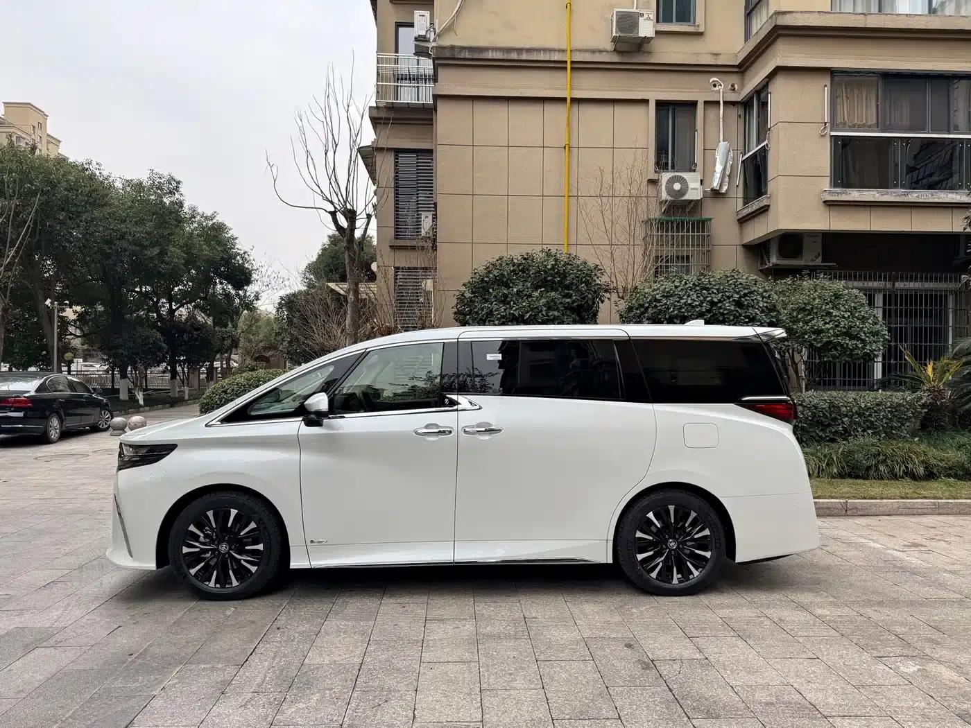 2024 Alphard Hybrid 2.5L Premium Edition — миниатюра 3