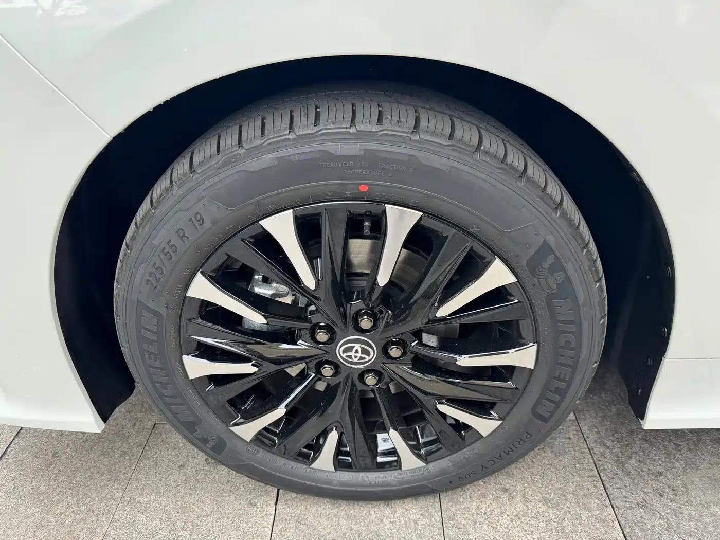 2024 Alphard Hybrid 2.5L Premium Edition — миниатюра 4