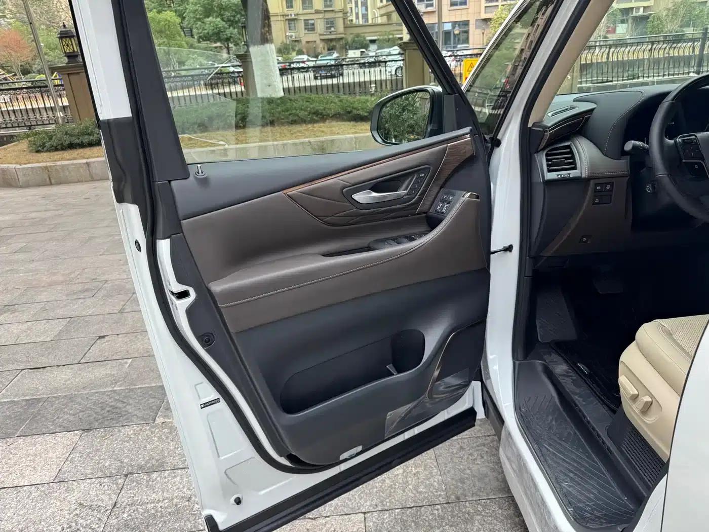 2024 Alphard Hybrid 2.5L Premium Edition — миниатюра 7