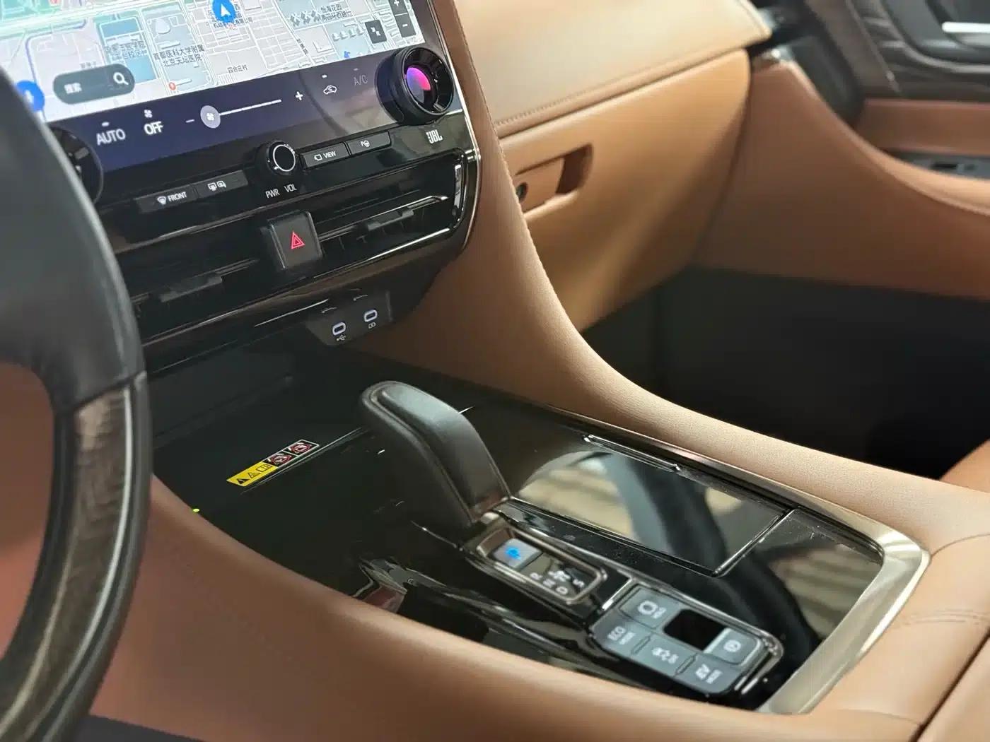 2024 Alphard Hybrid 2.5L Premium Edition — миниатюра 8