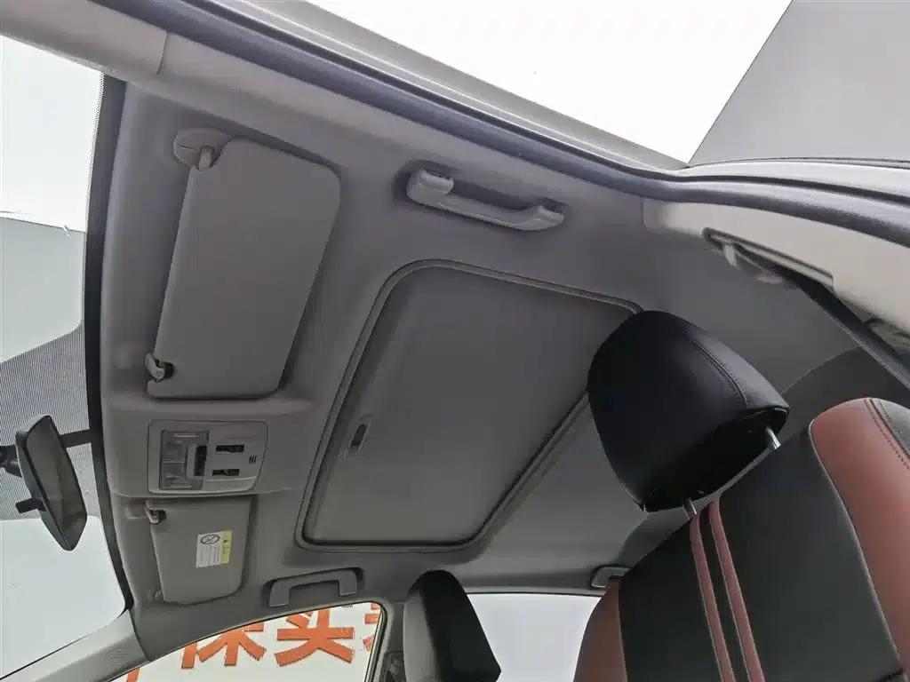 2015 RAV4 2.0L CVT 2WD Fashion Edition — миниатюра 14