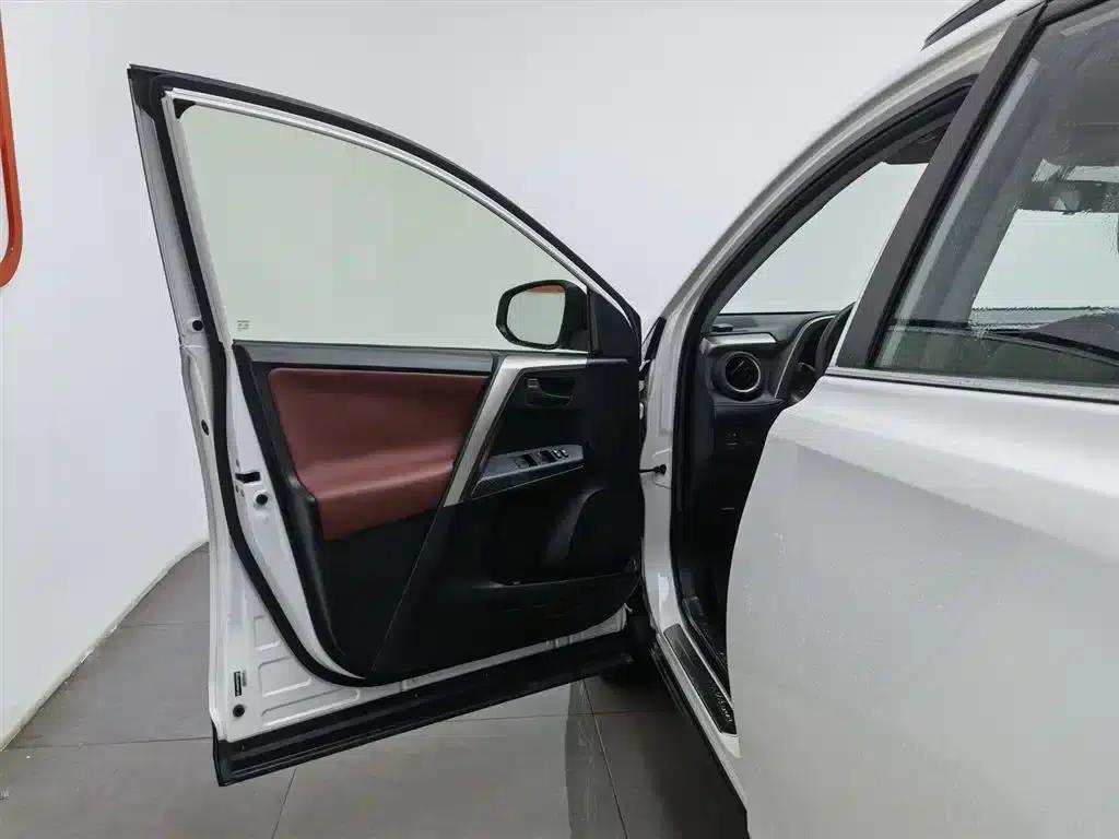 2015 RAV4 2.0L CVT 2WD Fashion Edition — миниатюра 8