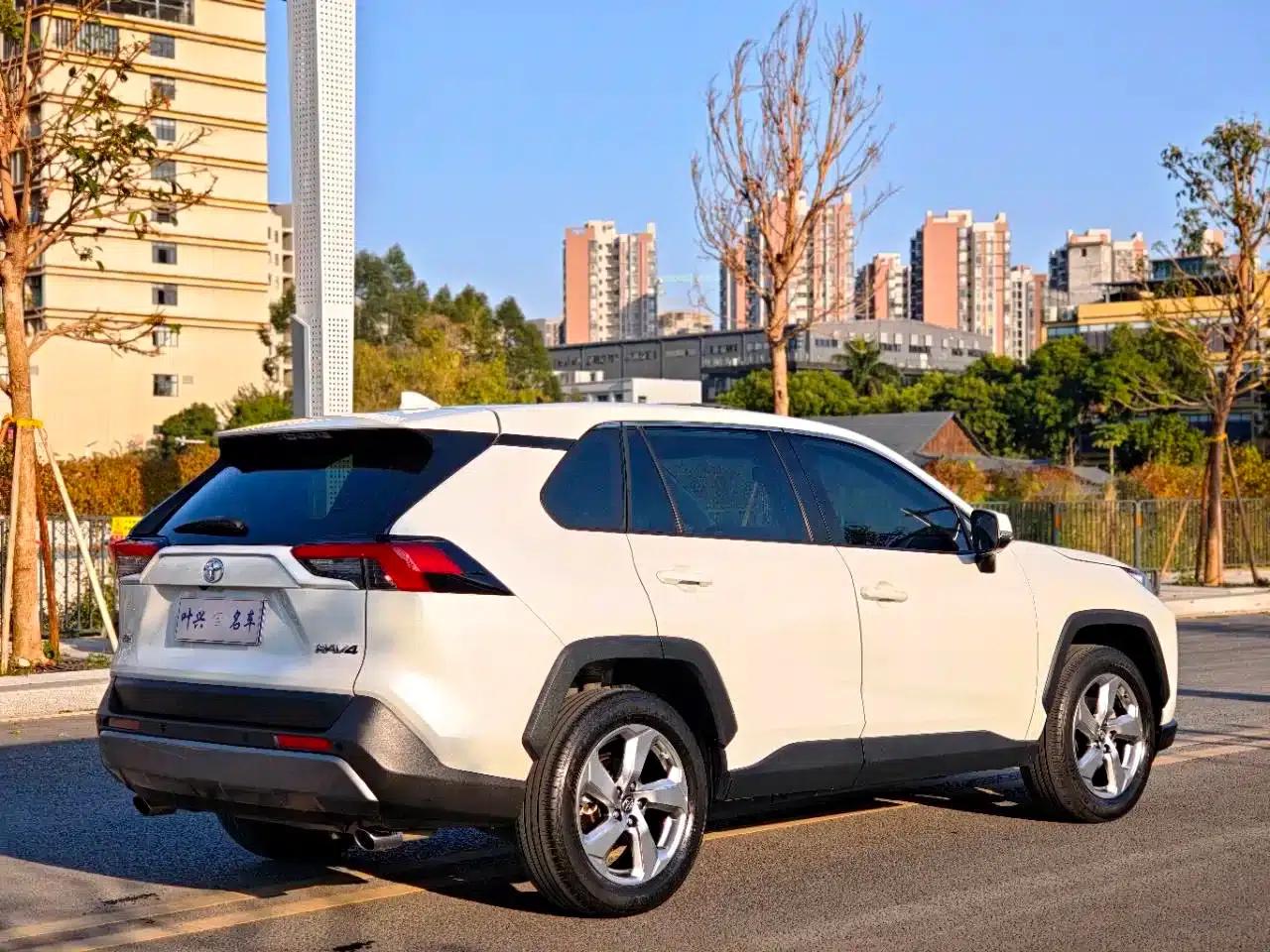 RAV4 2021 2.0L CVT 2WD Fashion Plus Edition — миниатюра 14