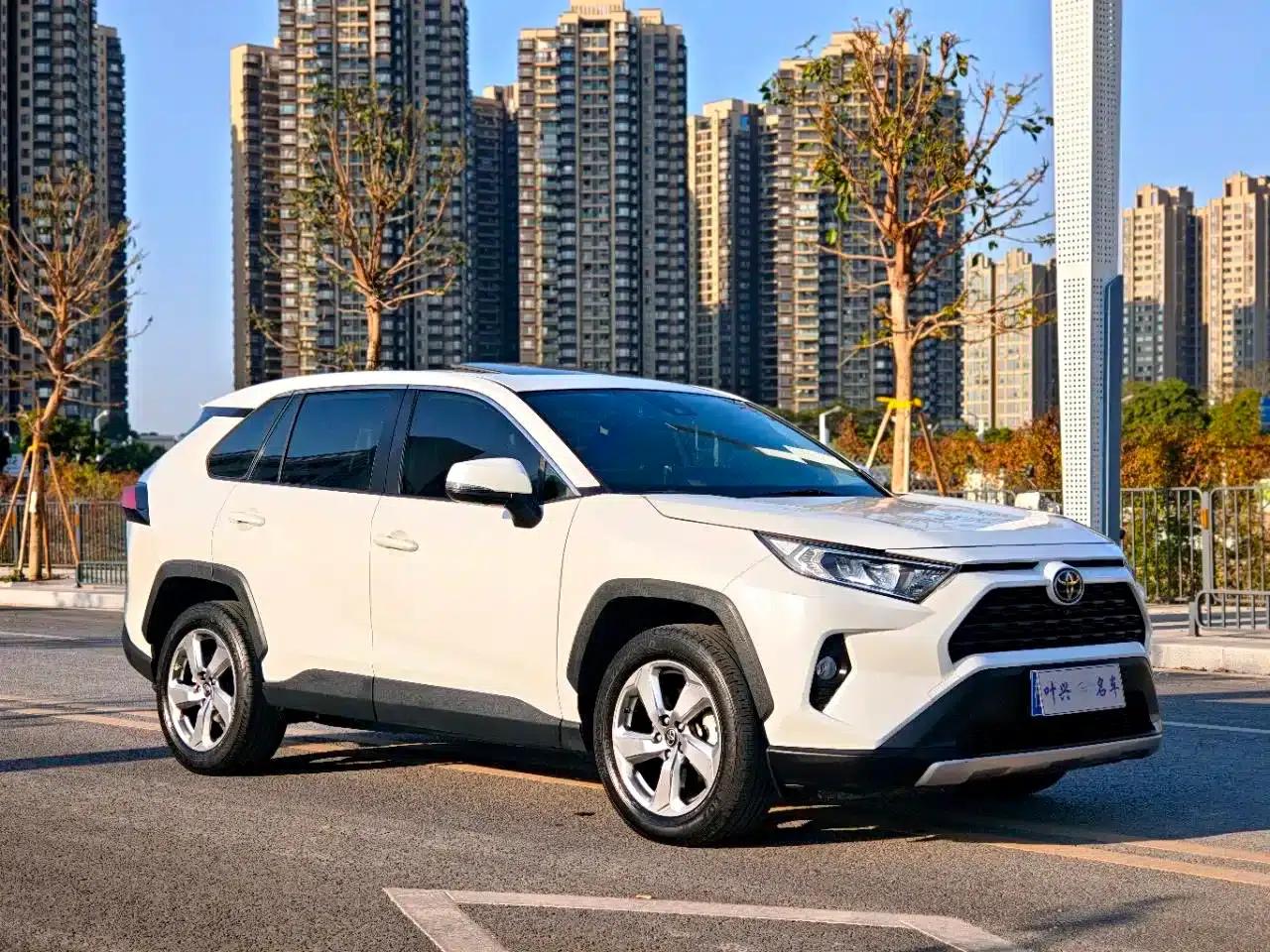 RAV4 2021 2.0L CVT 2WD Fashion Plus Edition — миниатюра 3