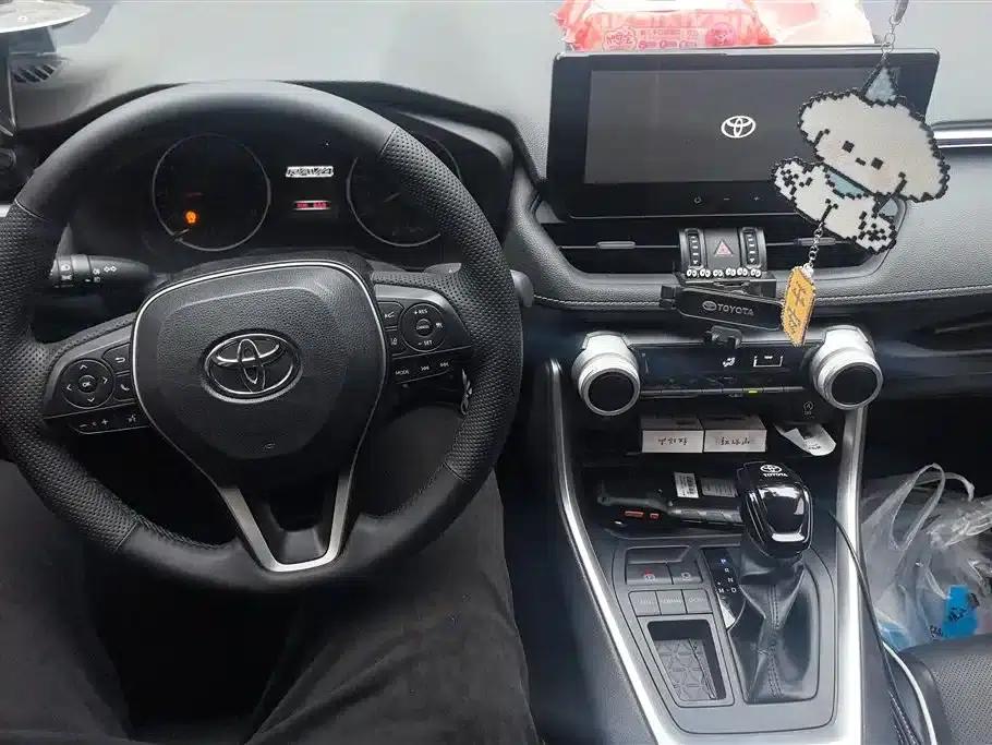 2024 RAV4 2.0L CVT 2WD Urban Edition — миниатюра 12
