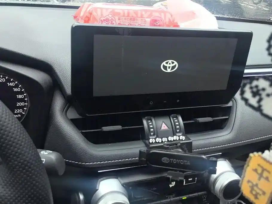 2024 RAV4 2.0L CVT 2WD Urban Edition — миниатюра 13