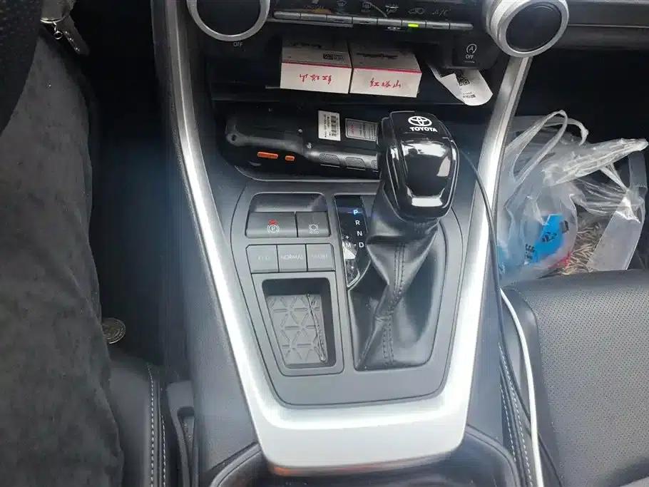 2024 RAV4 2.0L CVT 2WD Urban Edition — миниатюра 16