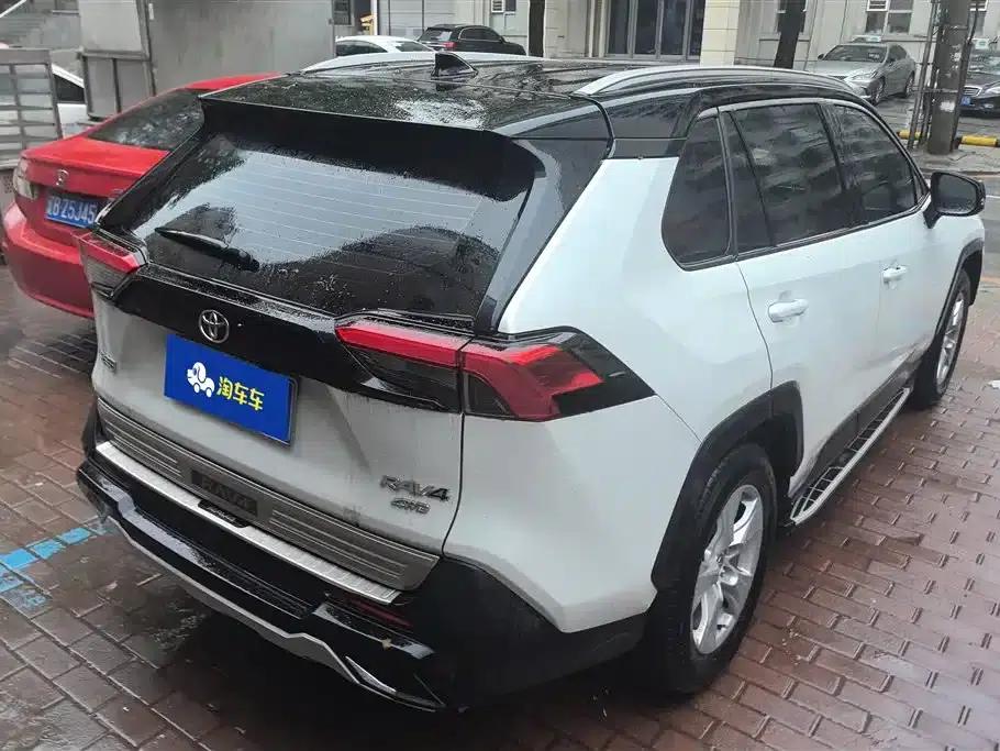 2024 RAV4 2.0L CVT 2WD Urban Edition — миниатюра 3