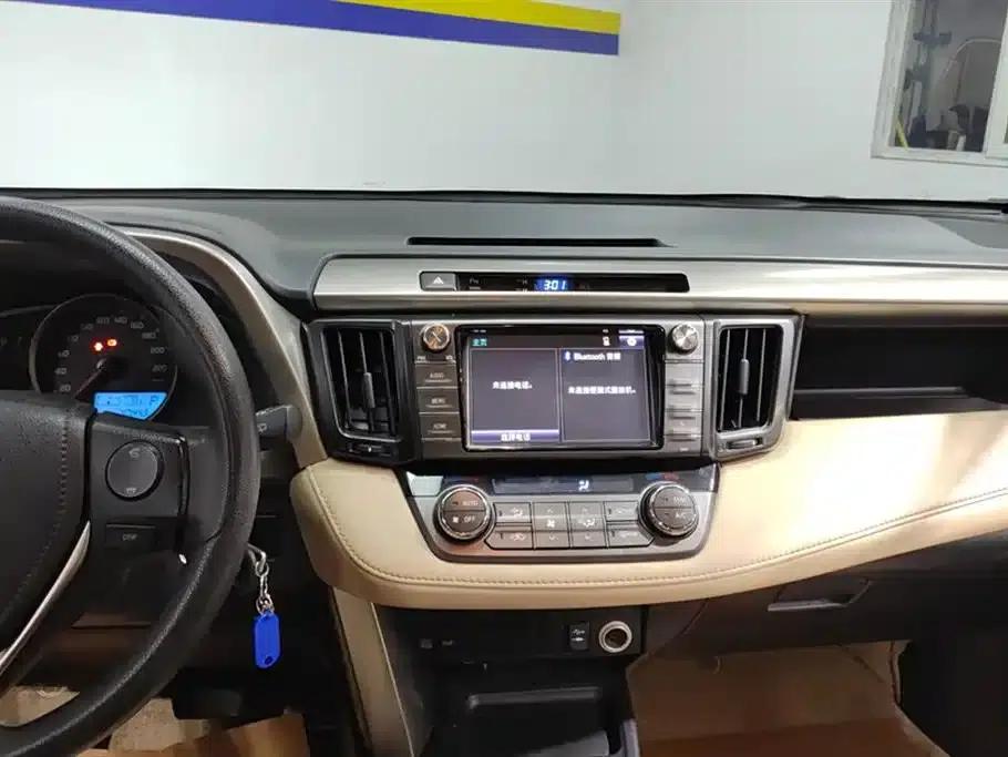 2015 RAV4 2.0L CVT 2WD Fashion Edition — миниатюра 13