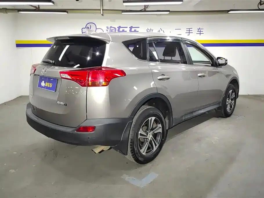 2015 RAV4 2.0L CVT 2WD Fashion Edition — миниатюра 3
