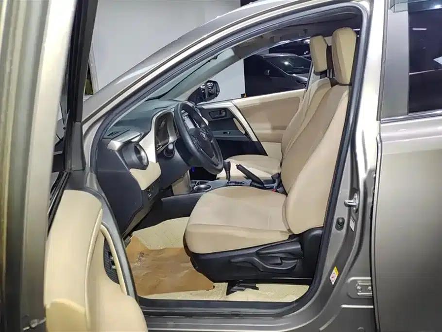 2015 RAV4 2.0L CVT 2WD Fashion Edition — миниатюра 9