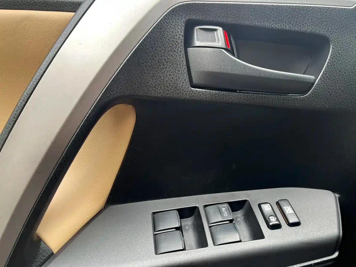 2016 RAV4 2.5L Automatic 4WD Elite Edition — миниатюра 13