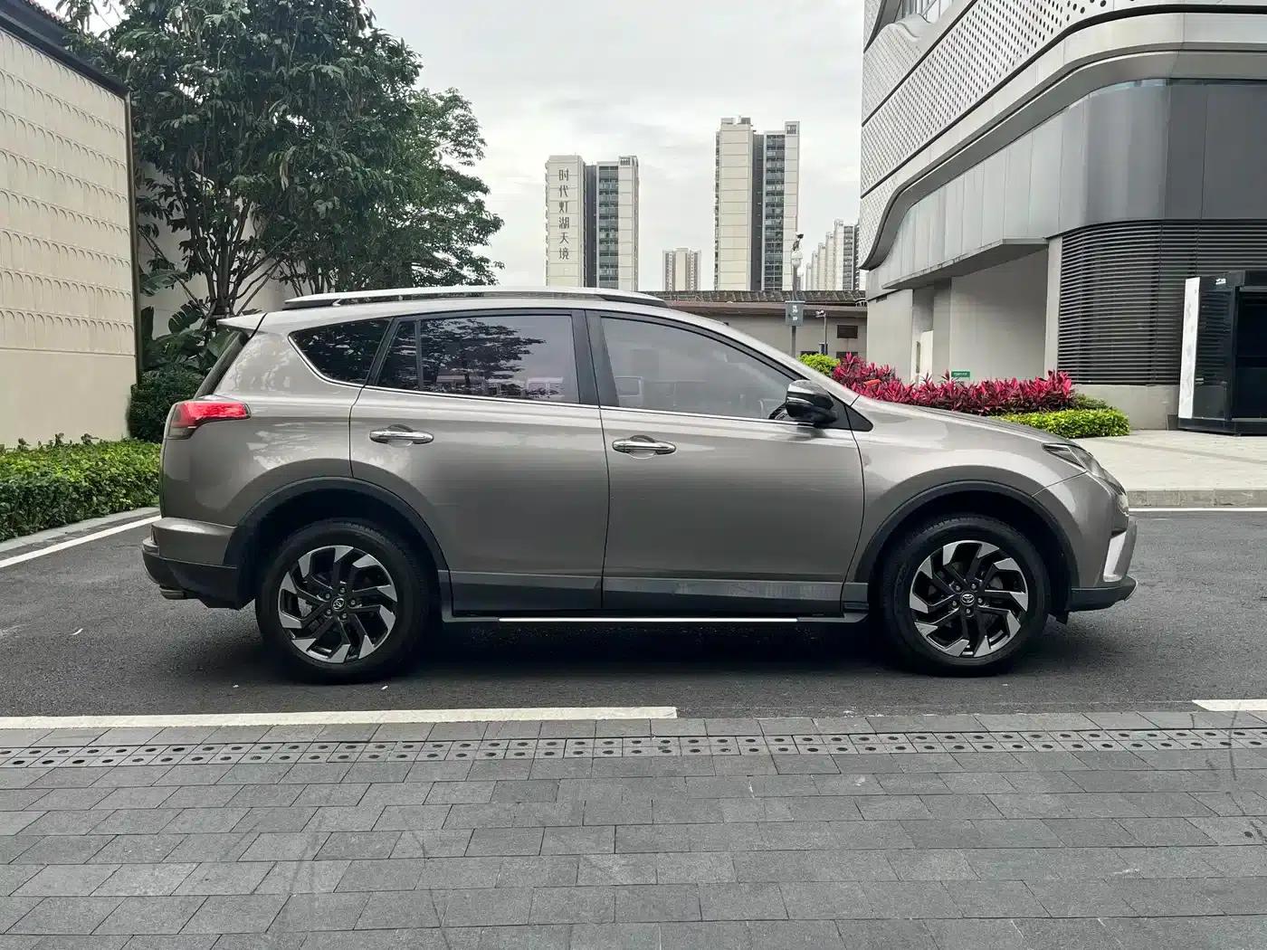 2016 RAV4 2.5L Automatic 4WD Elite Edition — миниатюра 6