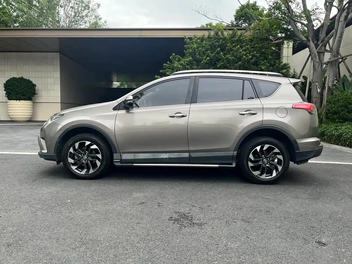 2016 RAV4 2.5L Automatic 4WD Elite Edition — миниатюра 7