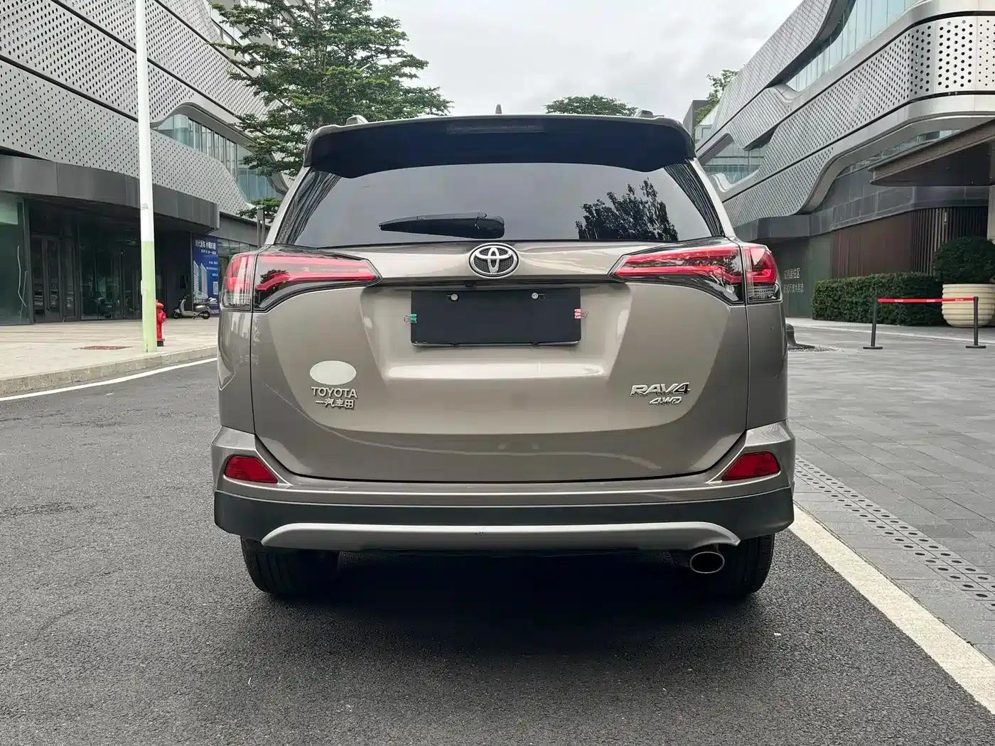 2016 RAV4 2.5L Automatic 4WD Elite Edition — миниатюра 10