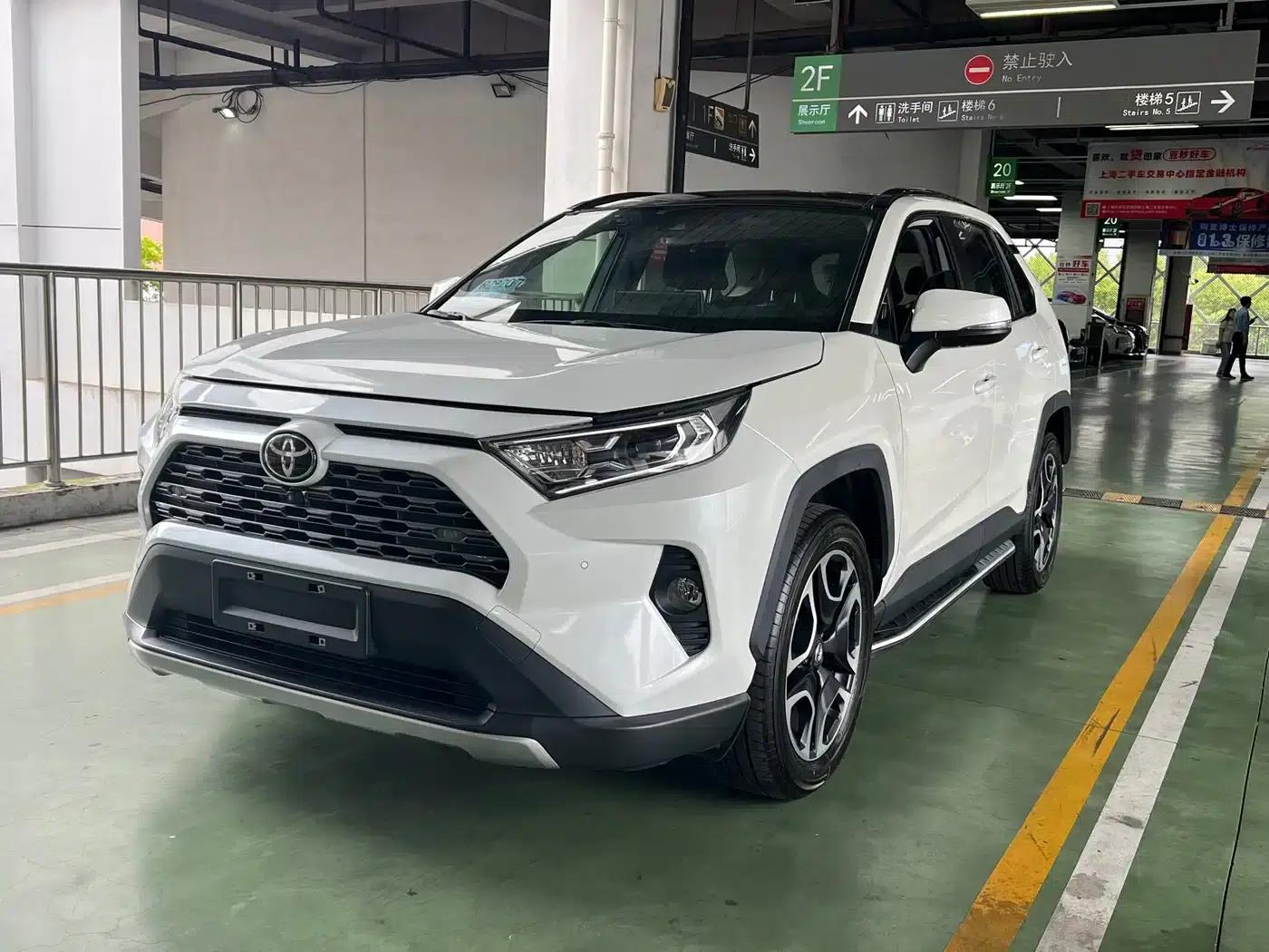 2021 Toyota RAV4 2.0L CVT 2WD Premium Edition — миниатюра 1