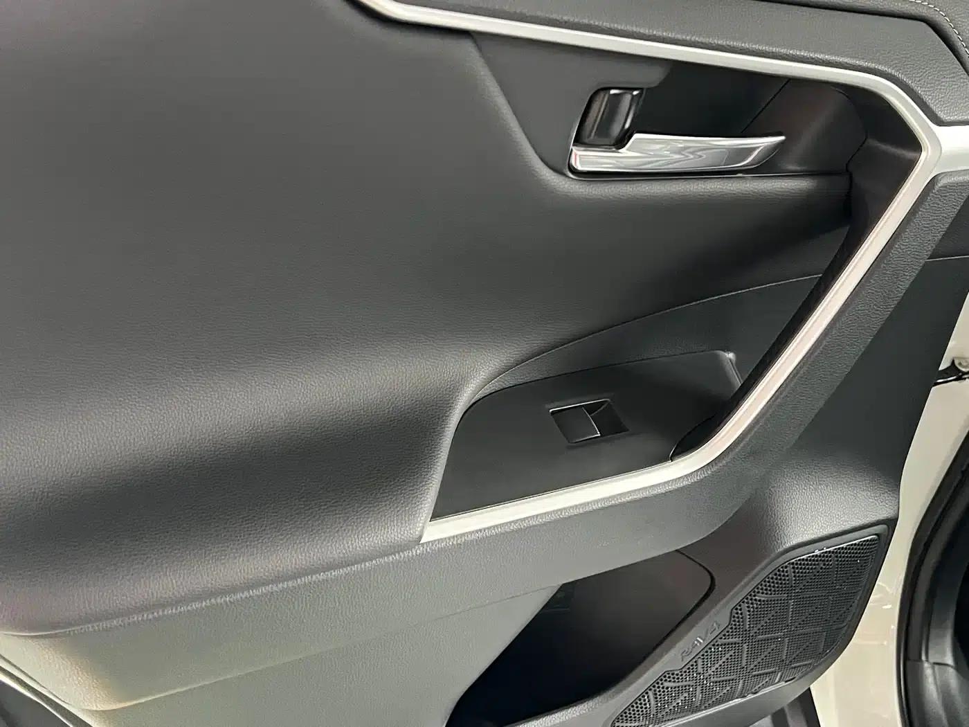 2021 Toyota RAV4 2.0L CVT 2WD Premium Edition — миниатюра 12