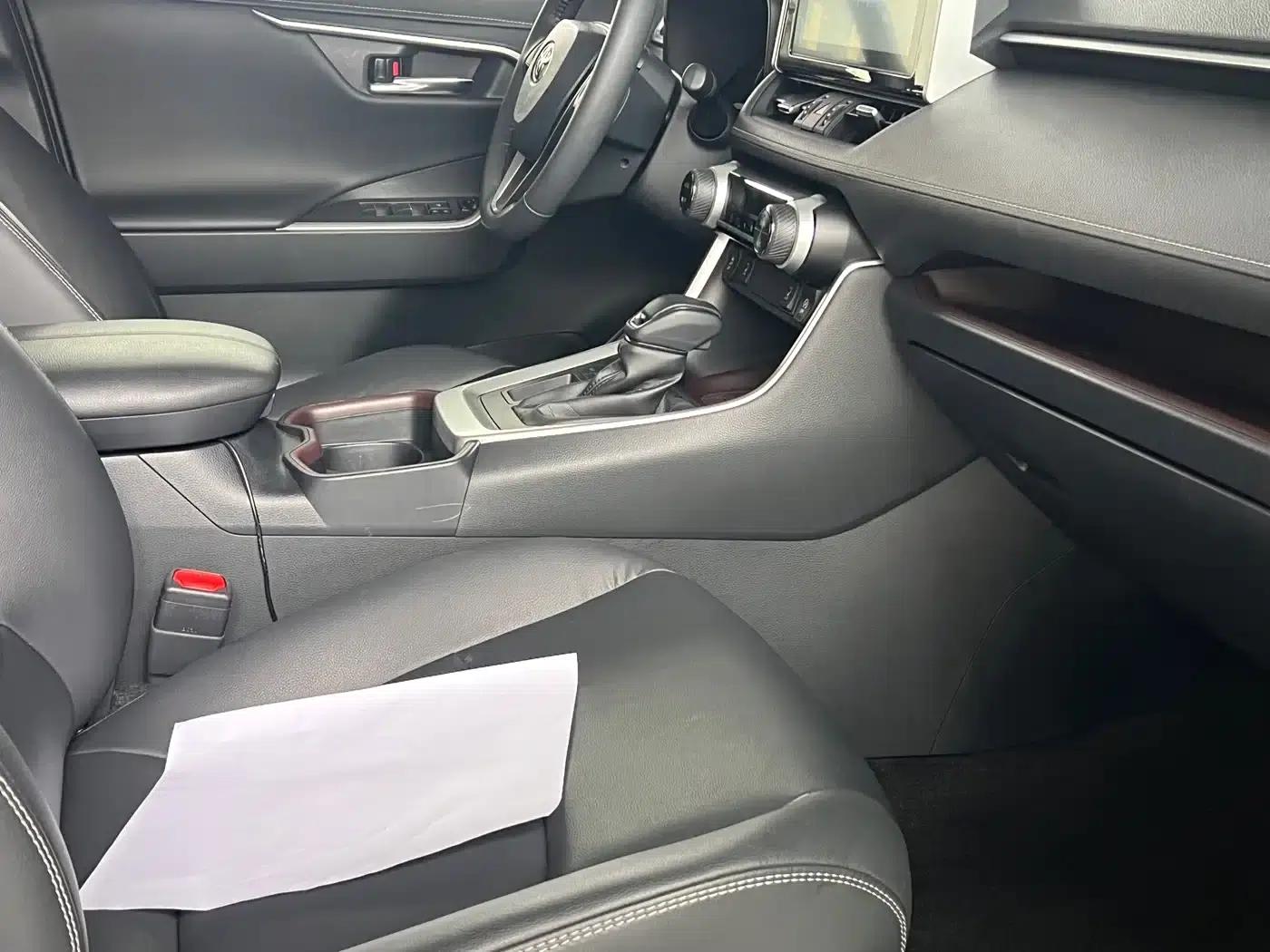 2021 Toyota RAV4 2.0L CVT 2WD Premium Edition — миниатюра 13