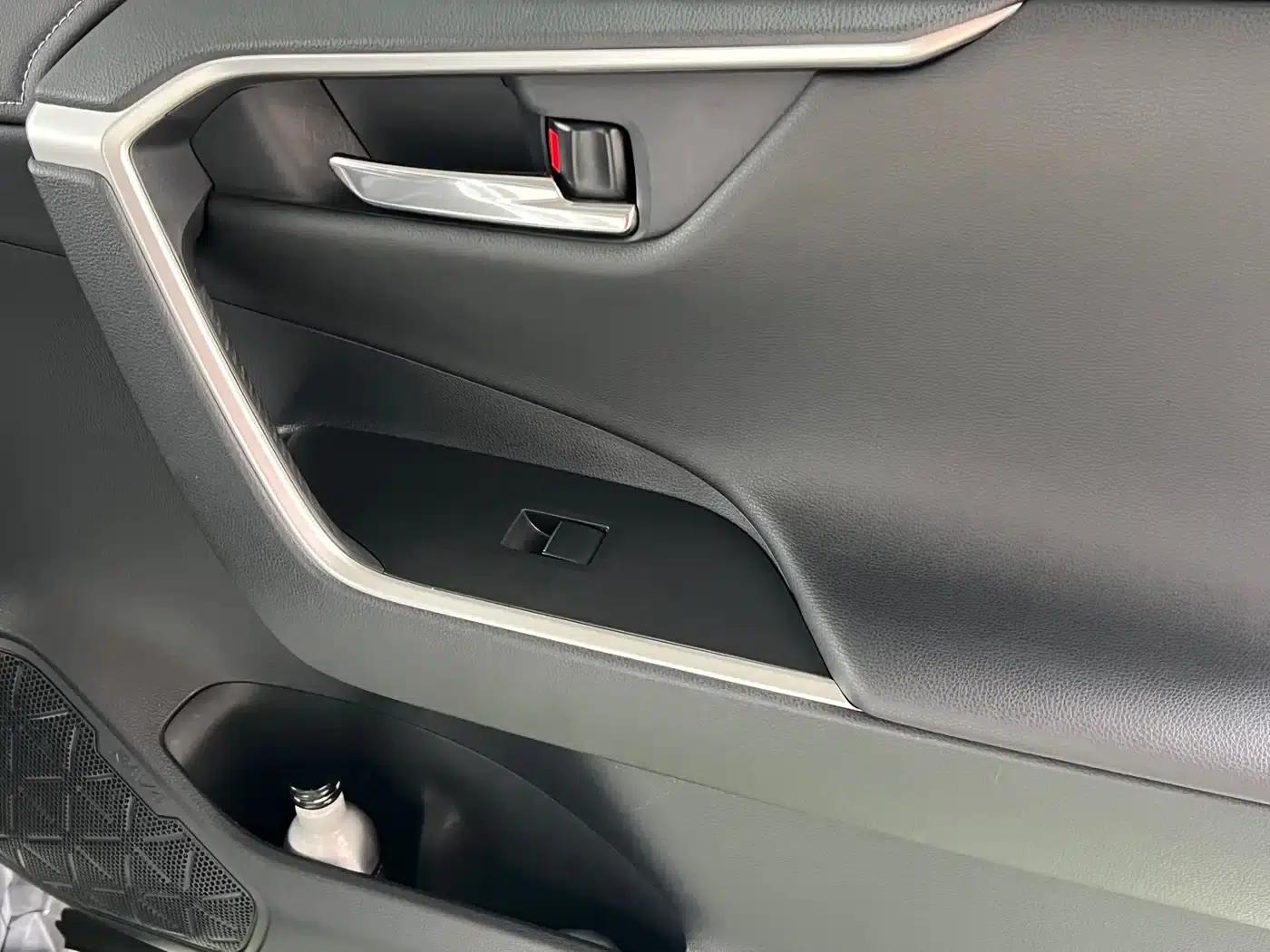 2021 Toyota RAV4 2.0L CVT 2WD Premium Edition — миниатюра 14