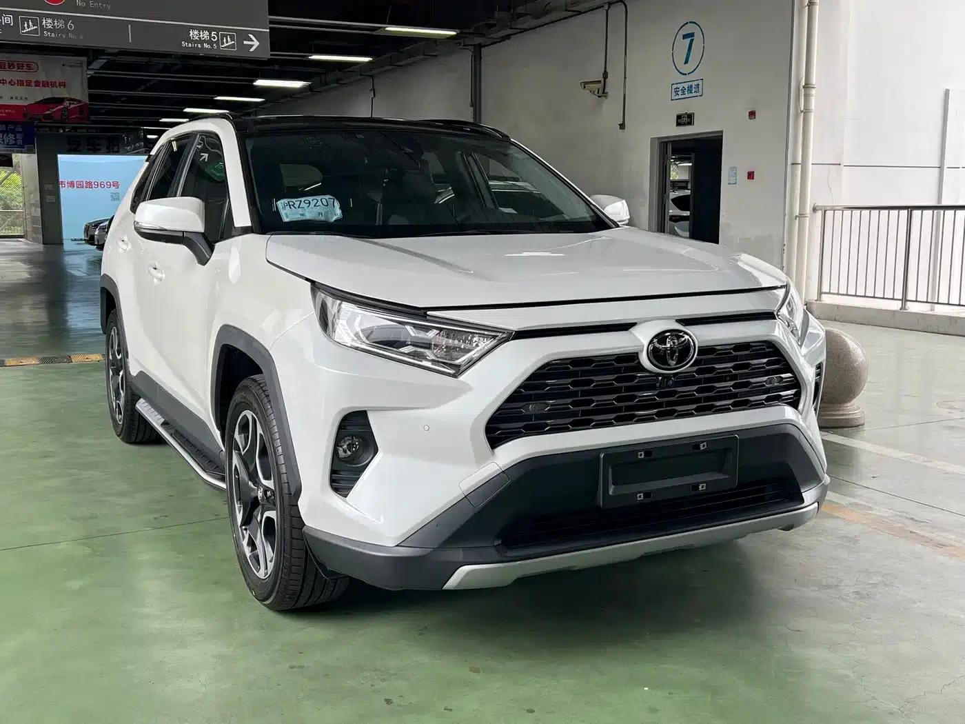 2021 Toyota RAV4 2.0L CVT 2WD Premium Edition — миниатюра 3