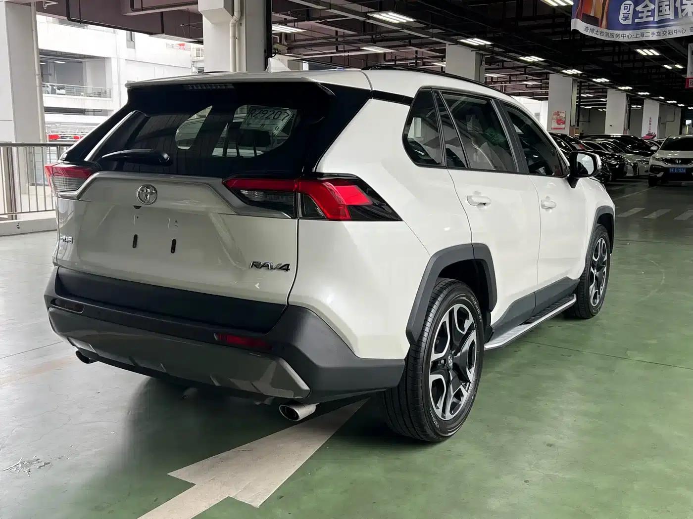 2021 Toyota RAV4 2.0L CVT 2WD Premium Edition — миниатюра 4