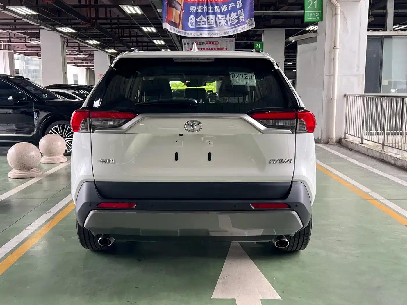 2021 Toyota RAV4 2.0L CVT 2WD Premium Edition — миниатюра 5