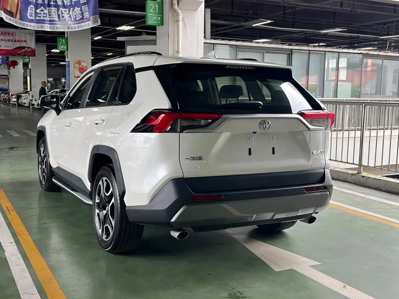 2021 Toyota RAV4 2.0L CVT 2WD Premium Edition — миниатюра 6
