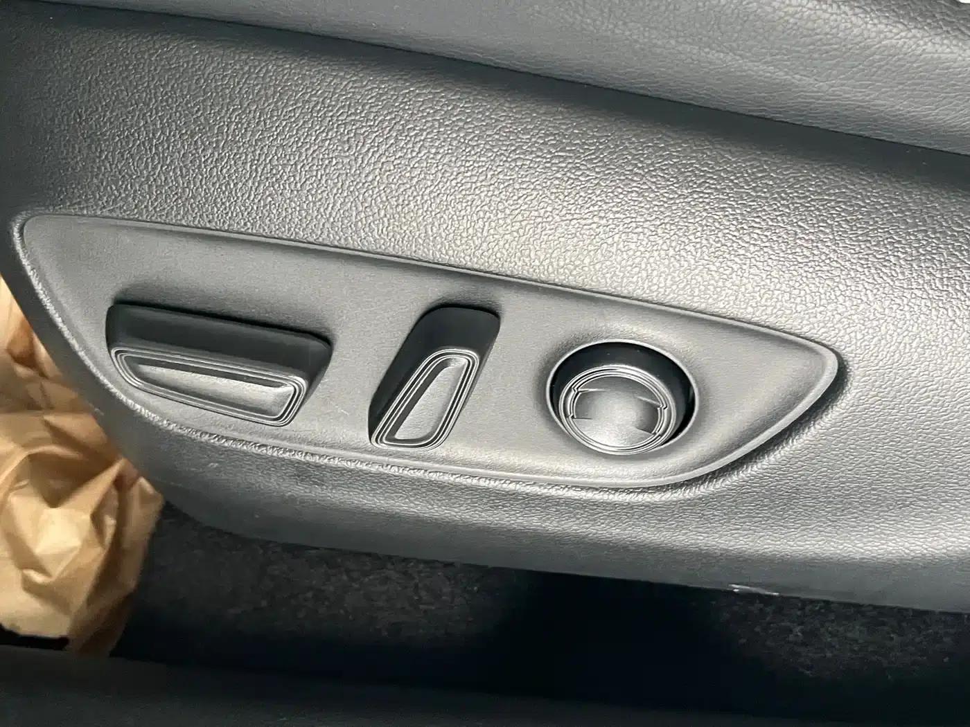 2021 Toyota RAV4 2.0L CVT 2WD Premium Edition — миниатюра 8