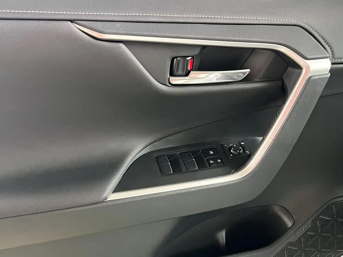 2021 Toyota RAV4 2.0L CVT 2WD Premium Edition — миниатюра 9