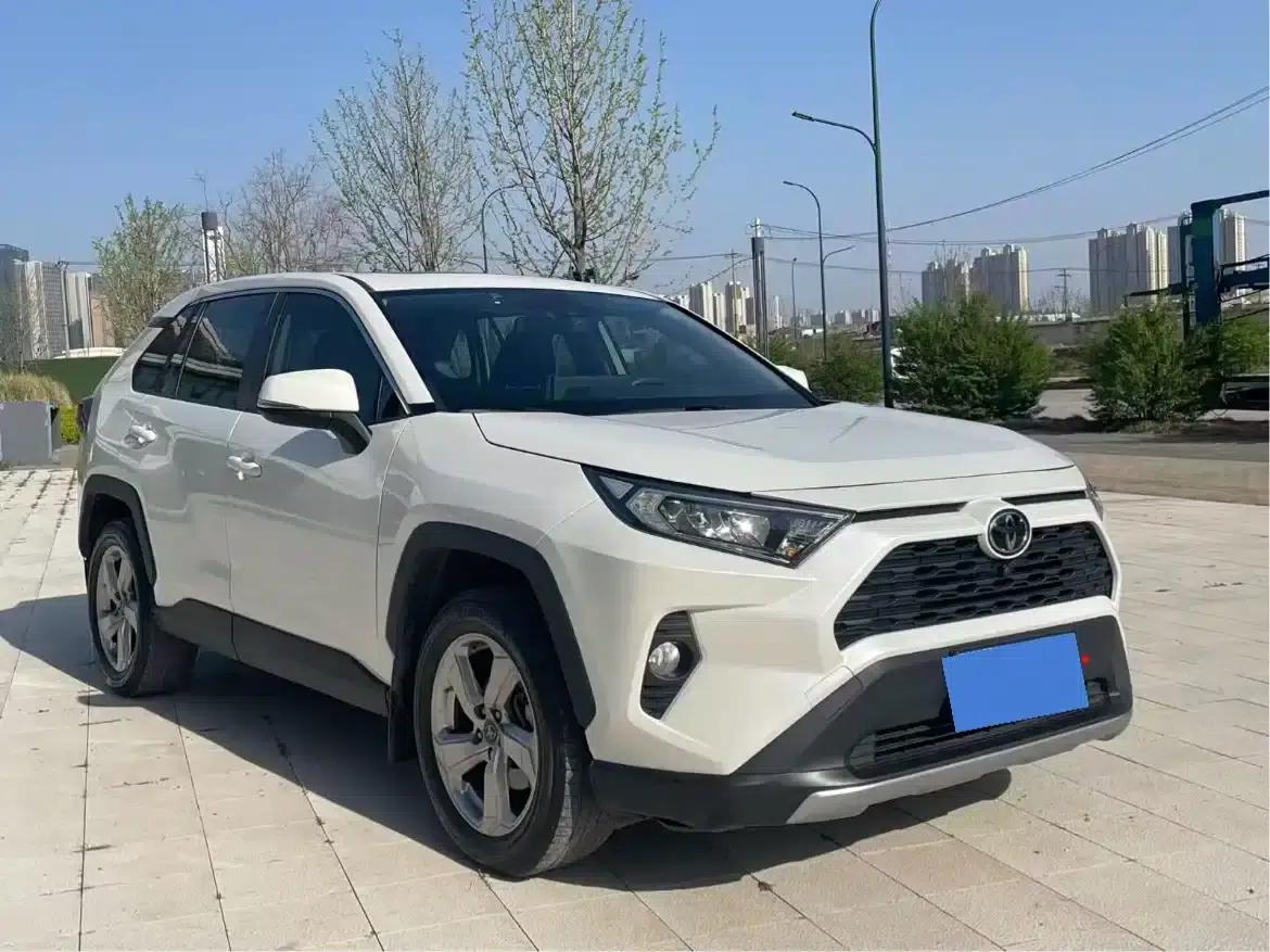 RAV4 2021 2.0L CVT 2WD Fashion Edition — миниатюра 3