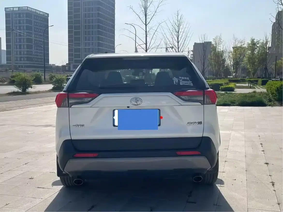 RAV4 2021 2.0L CVT 2WD Fashion Edition — миниатюра 8