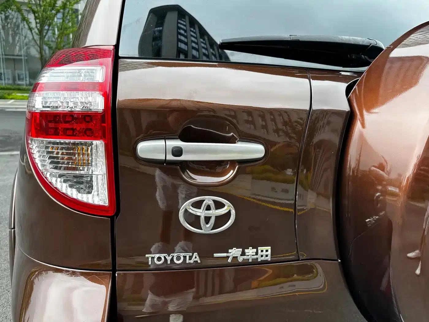 2013 RAV4 Special Edition 2.4L Automatic 4WD Premium — миниатюра 26