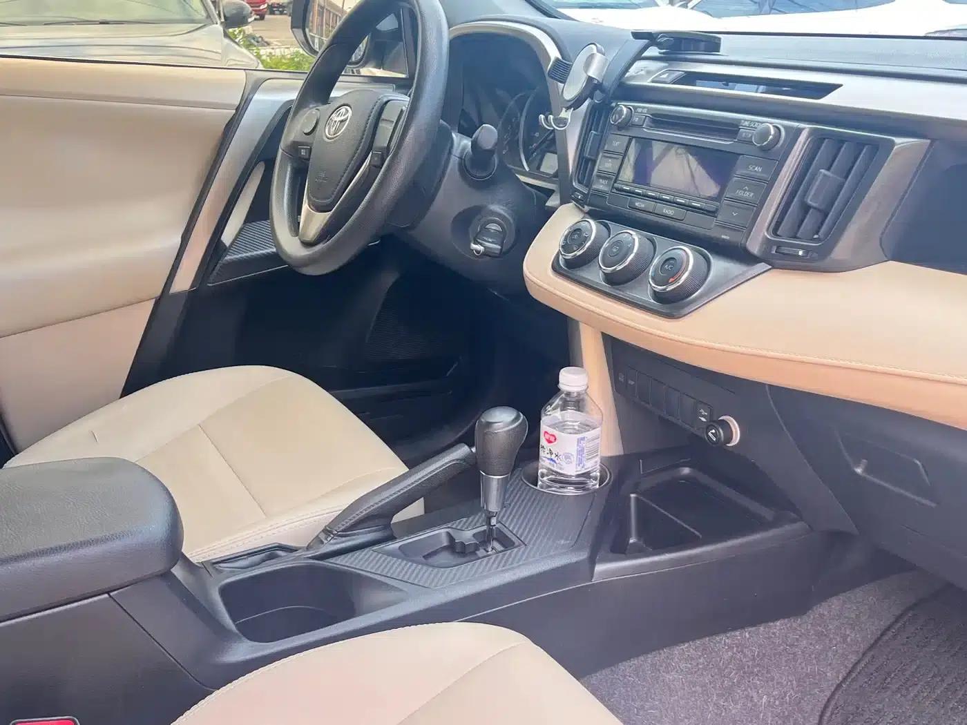 2015 RAV4 2.0L CVT 2WD Urban Edition — миниатюра 11