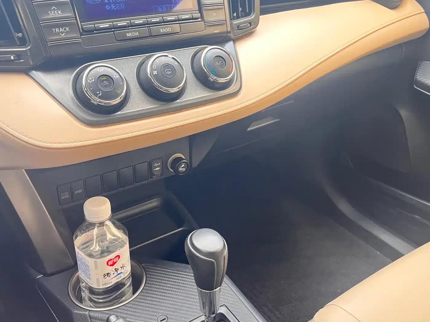 2015 RAV4 2.0L CVT 2WD Urban Edition — миниатюра 16